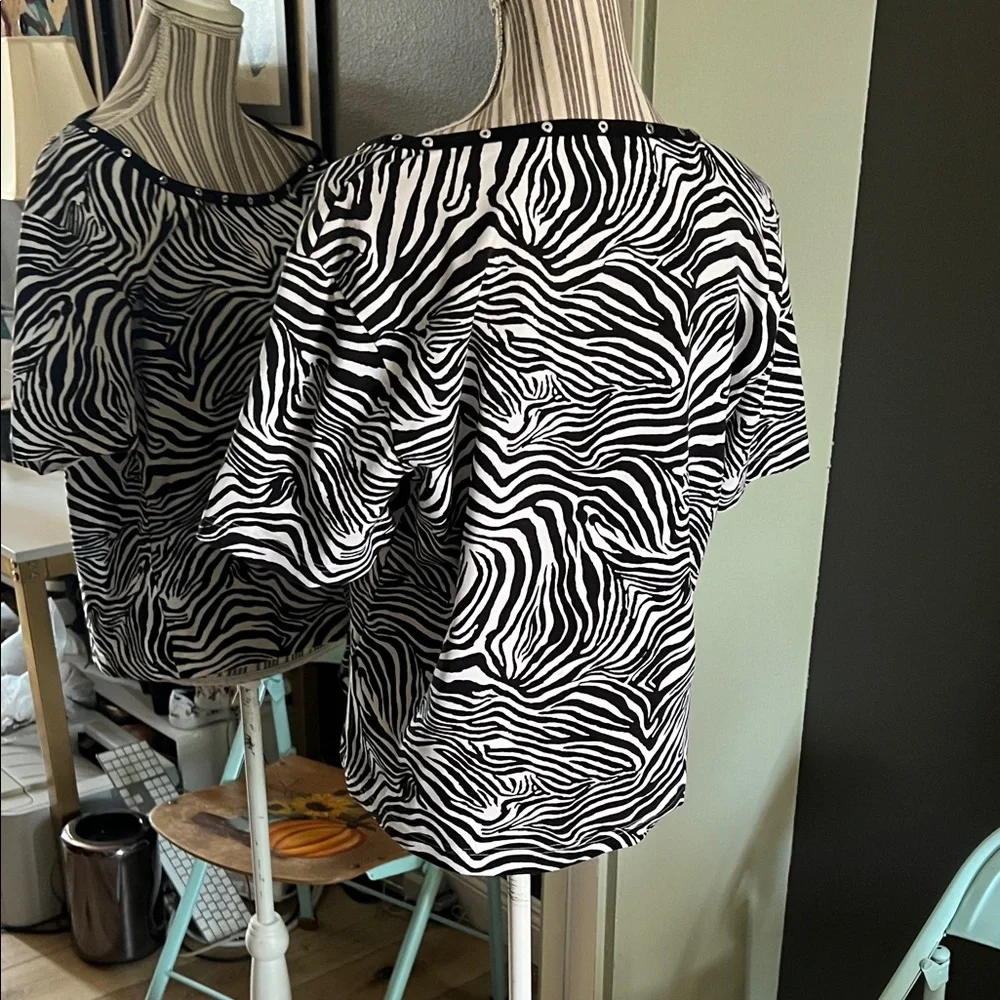 St. John Black and White Zebra Print Short Sleeve Top - Picture 3 of 8